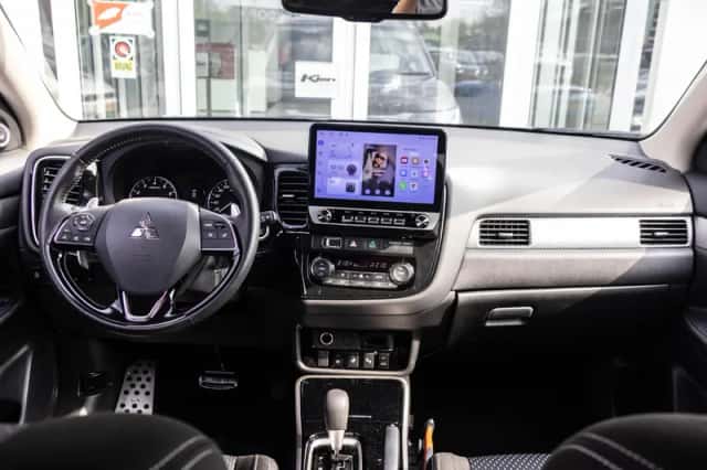Mitsubishi Outlander (2018) thumbnail 2