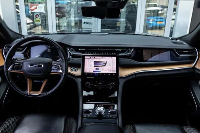 Jeep Grand Cherokee (2023) thumbnail 2