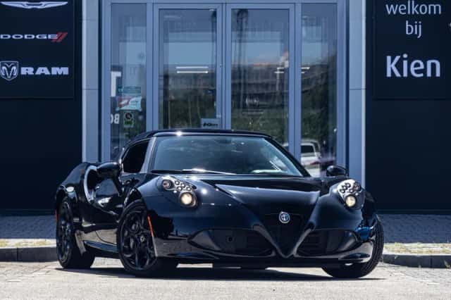 Alfa Romeo 4C (2016) thumbnail 1