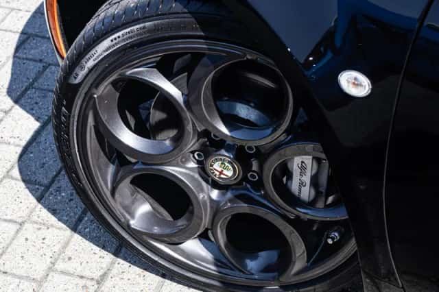 Alfa Romeo 4C (2016) thumbnail 3