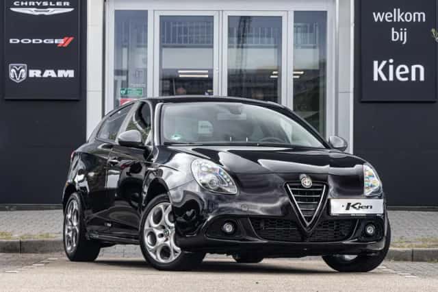 Alfa Romeo Giulietta (2015) thumbnail 1