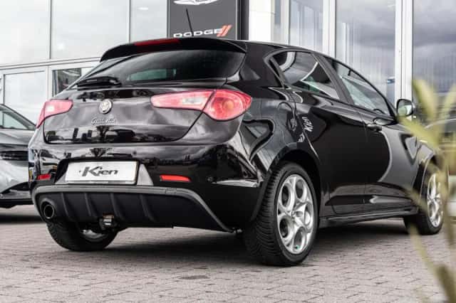 Alfa Romeo Giulietta (2015) thumbnail 4