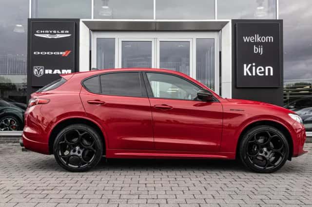 Alfa Romeo Stelvio (2022) thumbnail 4