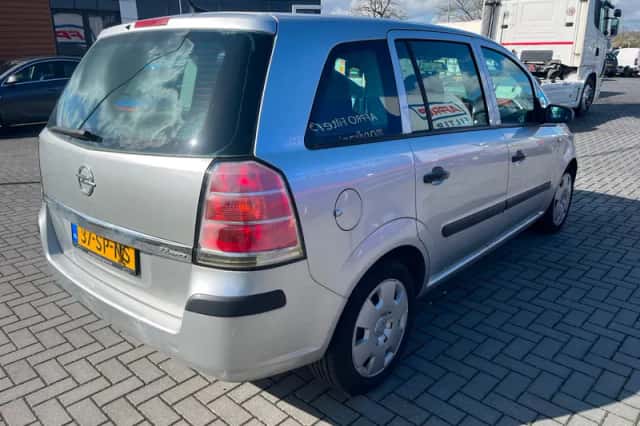 Opel Zafira (2006) thumbnail 3