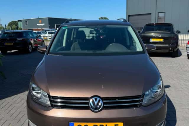 Volkswagen Touran (2011) thumbnail 2