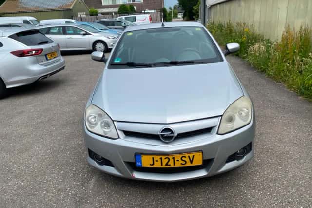 Opel Tigra TwinTop (2006) thumbnail 2