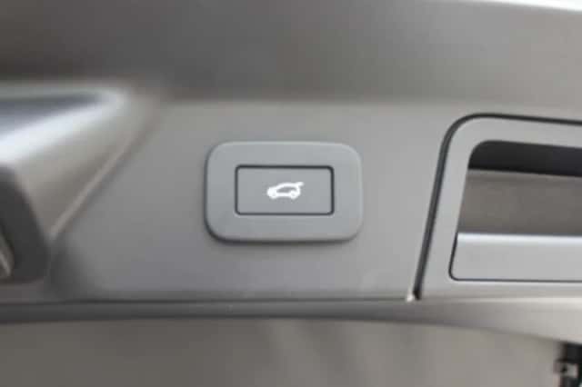 Land Rover Range Rover Velar (2025) thumbnail 27