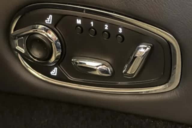 Aston Martin DBS (2021) thumbnail 12