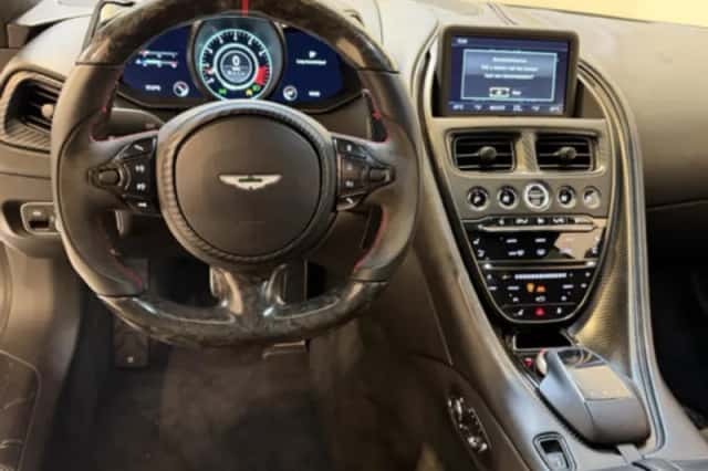 Aston Martin DBS (2021) thumbnail 9