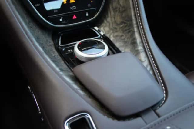 Aston Martin DB11 (2022) thumbnail 19