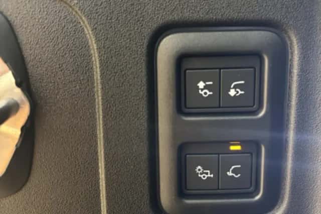 Land Rover Defender (2009) thumbnail 6