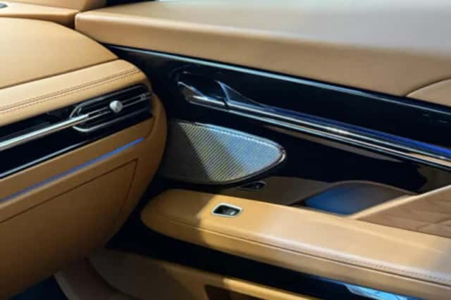 Aston Martin DB12 (2024) thumbnail 18