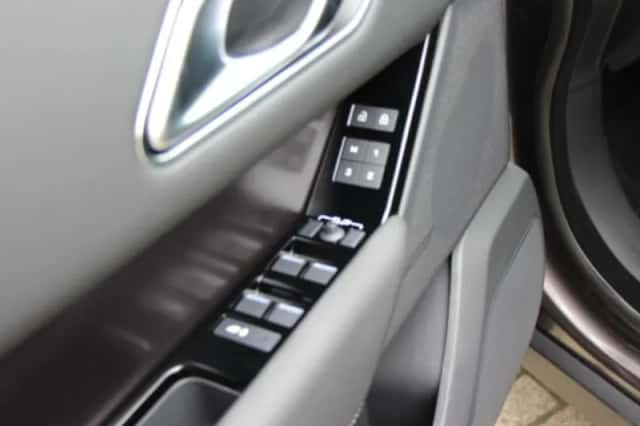 Land Rover Range Rover Velar (2022) thumbnail 32