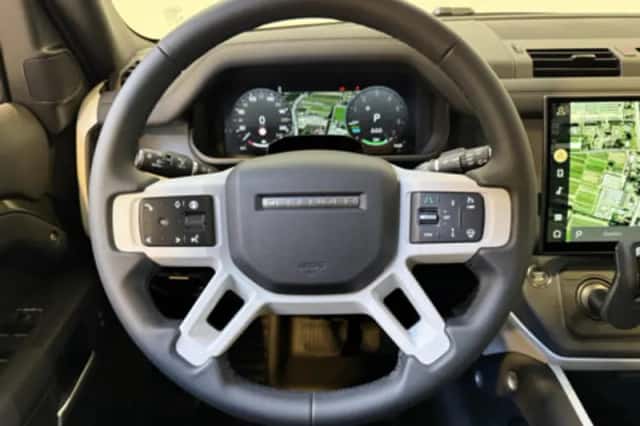 Land Rover Defender (2022) thumbnail 21