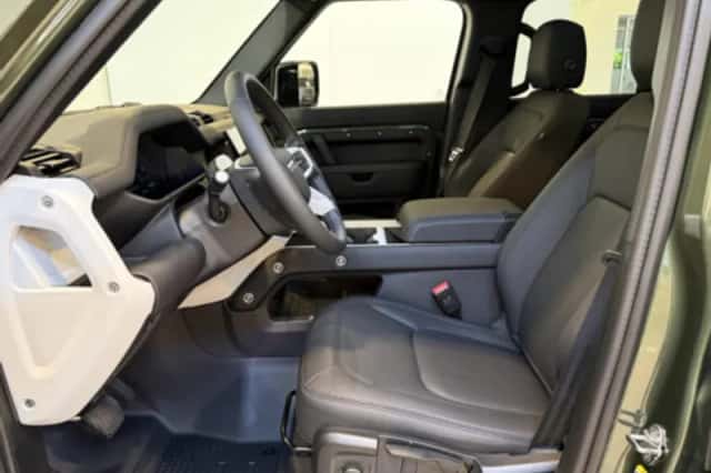 Land Rover Defender (2022) thumbnail 23
