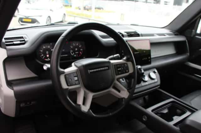 Land Rover Defender (2022) thumbnail 57
