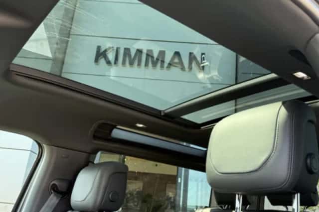 Land Rover Defender (2024) thumbnail 6