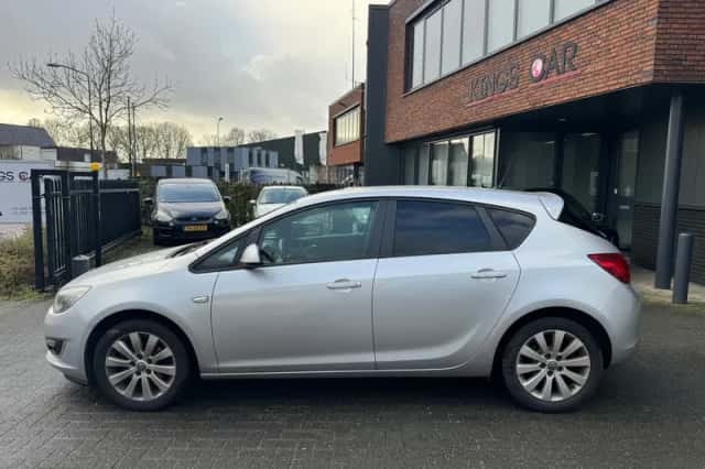 Opel Astra (2013) thumbnail 2