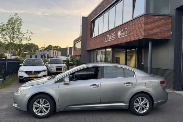 Toyota Avensis (2009) thumbnail 2