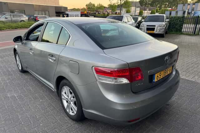 Toyota Avensis (2009) thumbnail 3