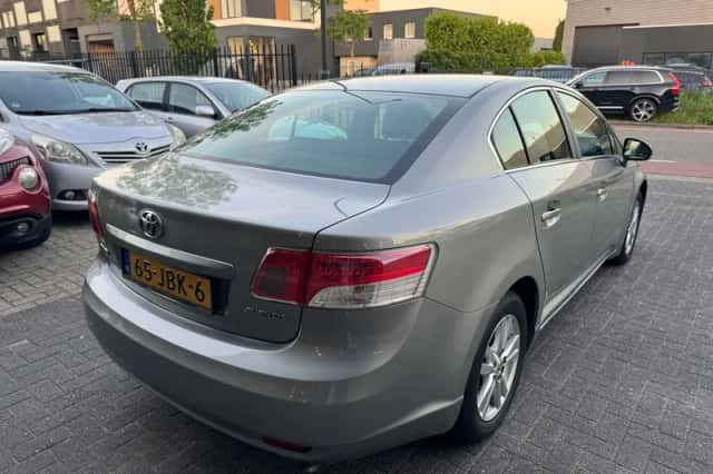 Toyota Avensis (2009) thumbnail 5