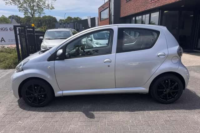 Toyota Aygo (2012) thumbnail 3