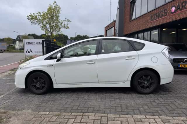 Toyota Prius (2013) thumbnail 2