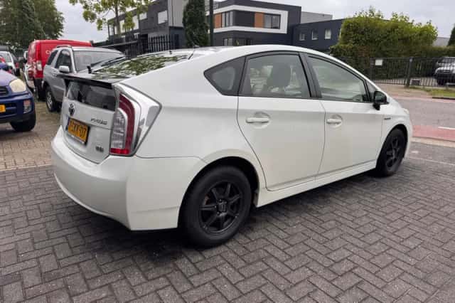 Toyota Prius (2013) thumbnail 5