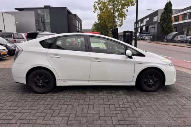 Toyota Prius (2013) thumbnail 6