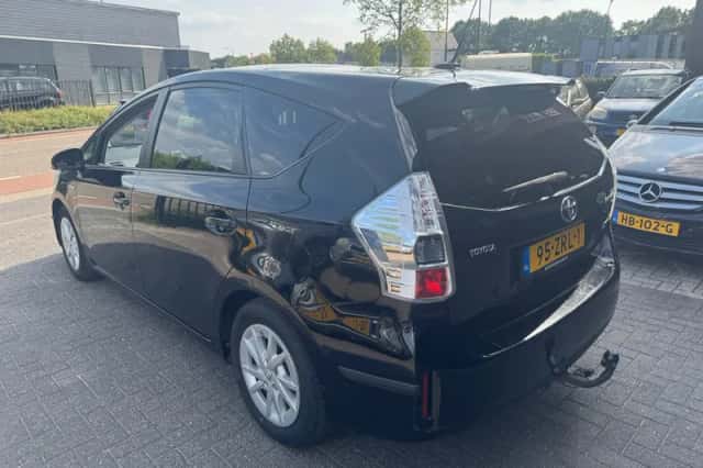 Toyota Prius (2013) thumbnail 3