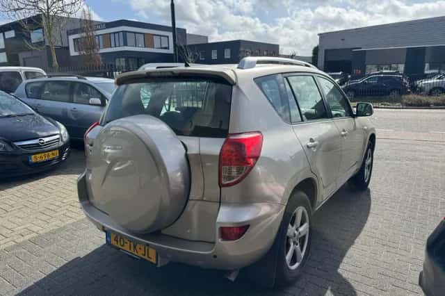 Toyota RAV4 (2006) thumbnail 4