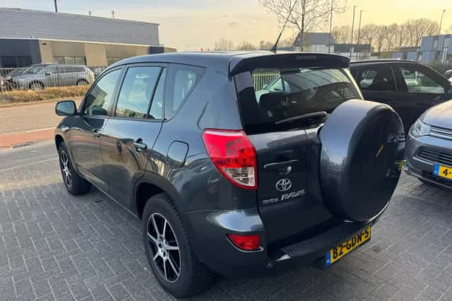 Toyota RAV4 (2006) thumbnail 3