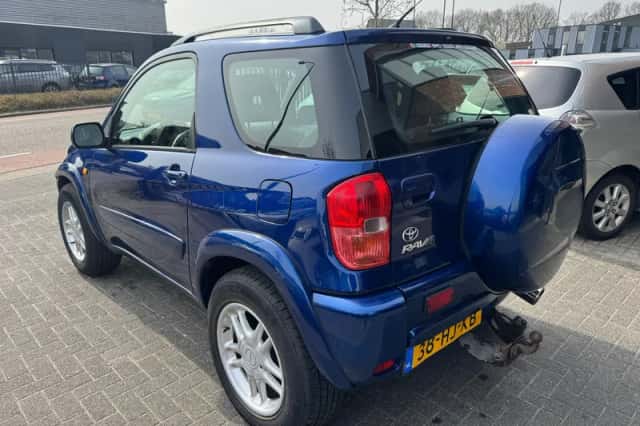 Toyota RAV4 (2001) thumbnail 3