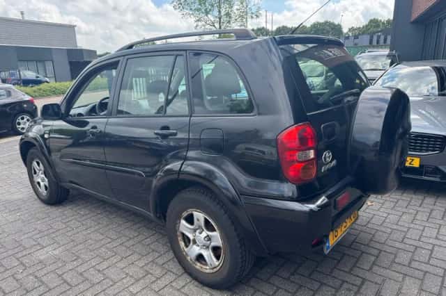 Toyota RAV4 (2004) thumbnail 3