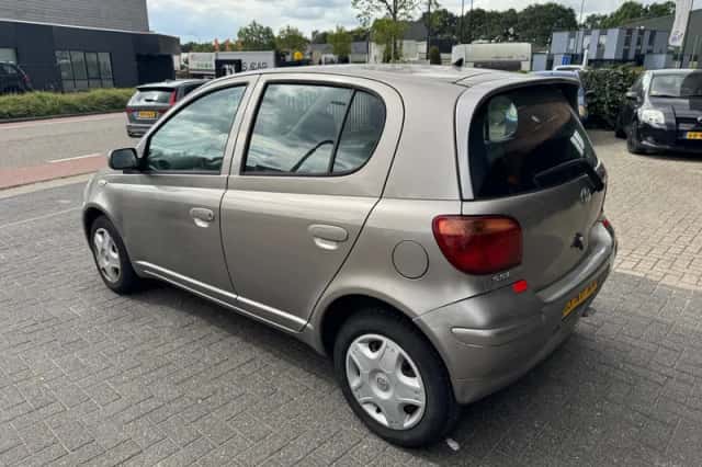 Toyota Yaris (2005) thumbnail 3
