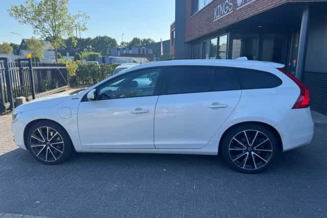 Volvo V60 (2015) thumbnail 2