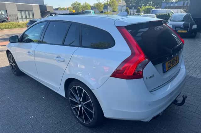 Volvo V60 (2015) thumbnail 3