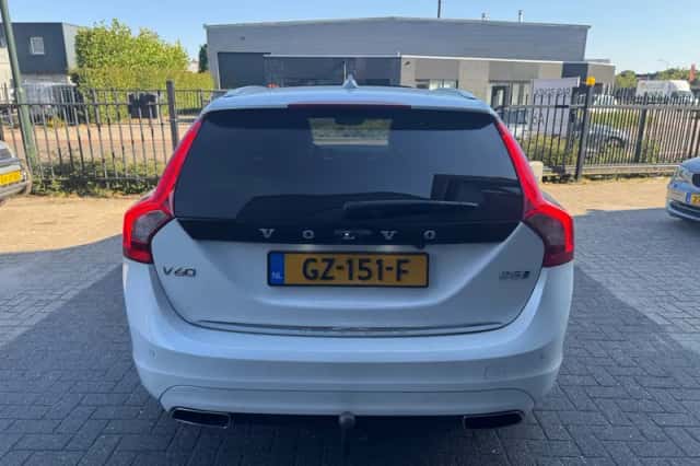Volvo V60 (2015) thumbnail 4