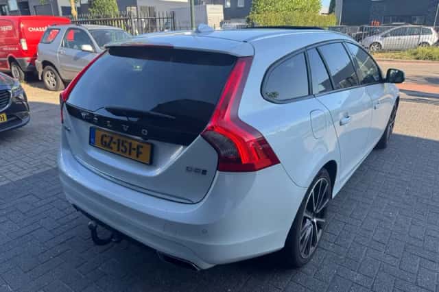 Volvo V60 (2015) thumbnail 5
