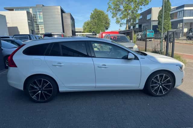 Volvo V60 (2015) thumbnail 6