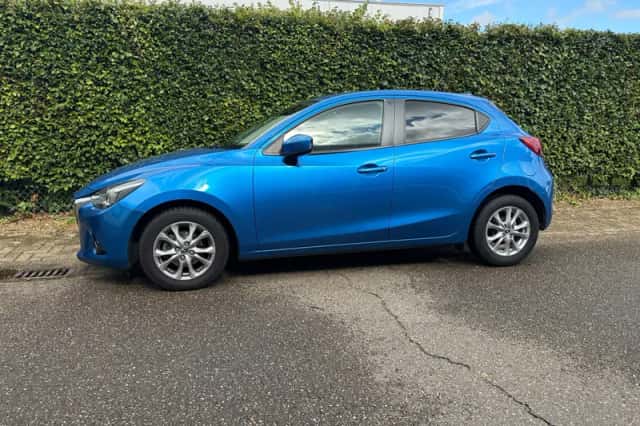 Mazda 2 (2015) thumbnail 2