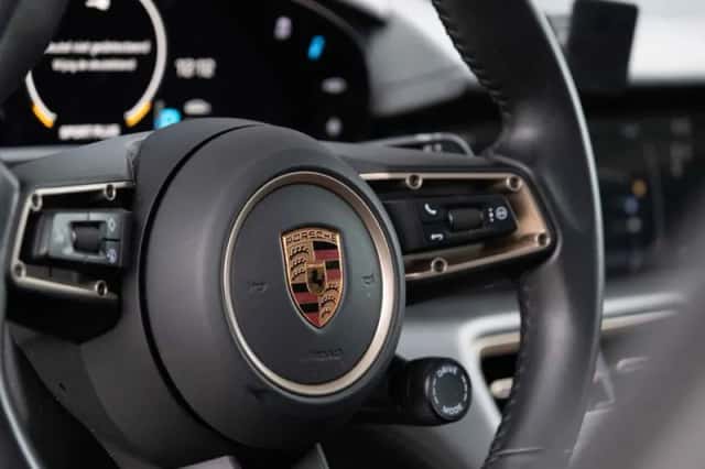Porsche Taycan (2022) thumbnail 23