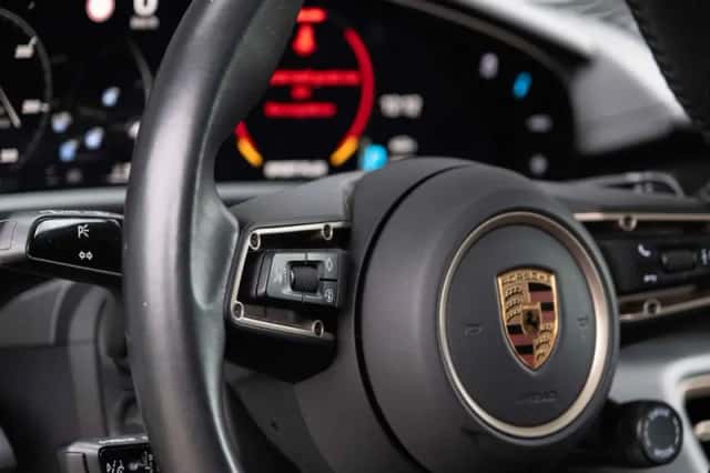 Porsche Taycan (2022) thumbnail 24