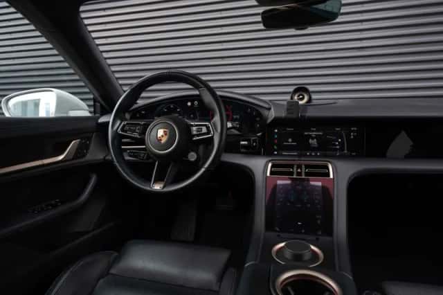Porsche Taycan (2022) thumbnail 30