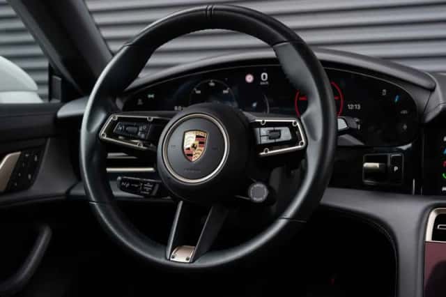 Porsche Taycan (2022) thumbnail 31