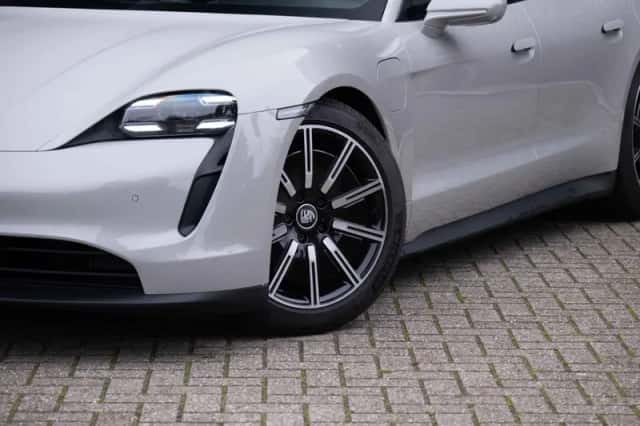 Porsche Taycan (2022) thumbnail 5