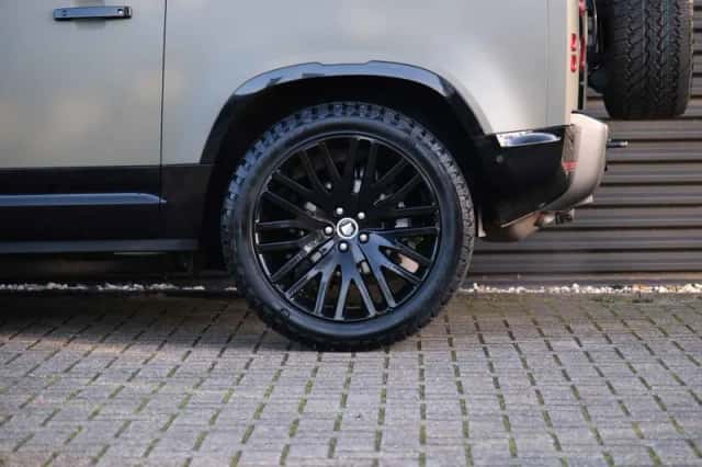Land Rover Defender (2023) thumbnail 15