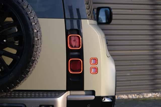 Land Rover Defender (2023) thumbnail 17