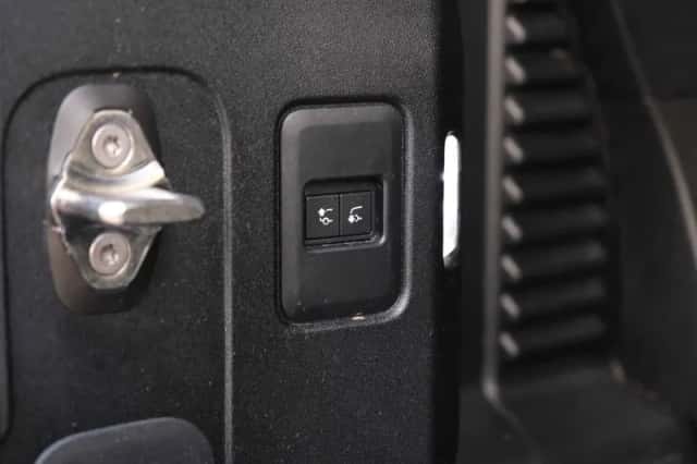 Land Rover Defender (2023) thumbnail 18