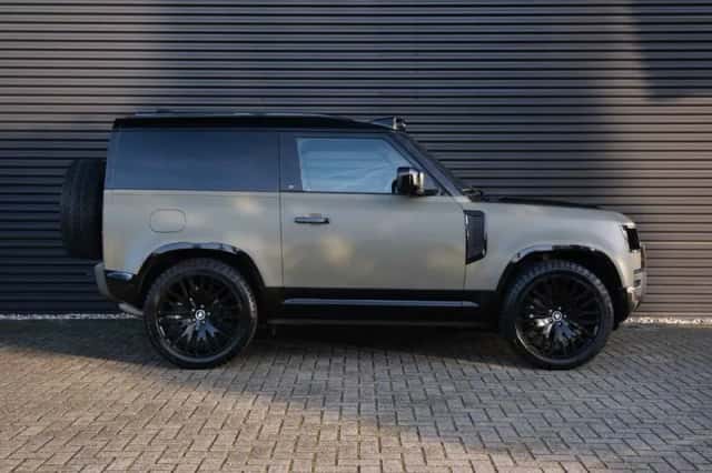 Land Rover Defender (2023) thumbnail 3